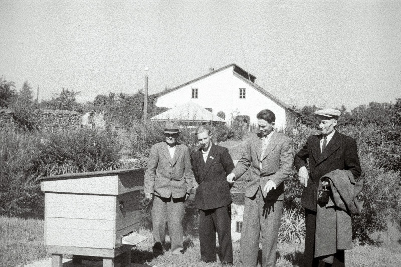 Mesinduspäev Olustvere Põllumajandustehnikumis. Osavõtjad mesilaga tutvumas.