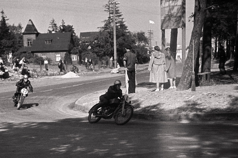 Motosportlased Ago Tobias (nr. 6) ja Endel Tobias (nr. 23) treeningsõidul.