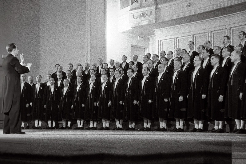 J. Tombi nimelise klubi meeskoor Eesti NSV teenelise kunstniku J. Variste juhtimisel üleliidulisel kunstilise isetegevuse ülevaatusel esinemas.