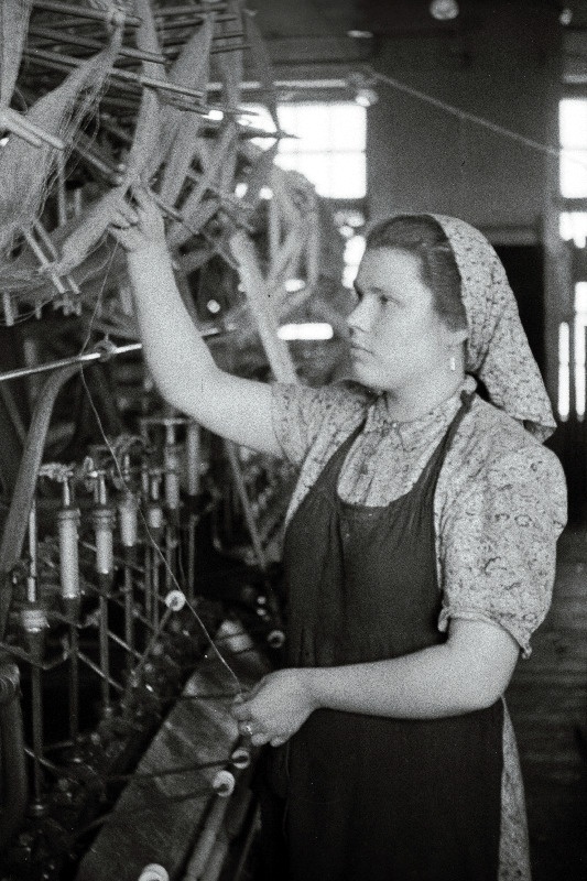Viljandi Linaketramis- ja Kudumisvabriku kuduja G. Basannova töötamas.