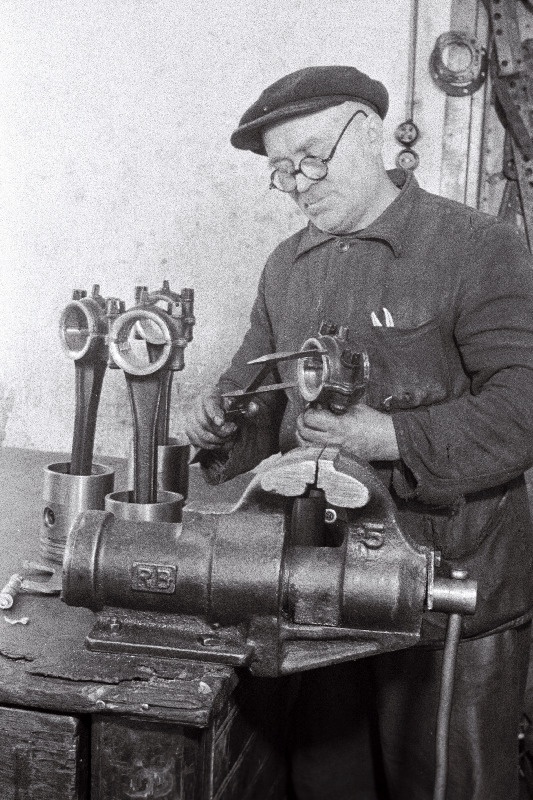 Viljandi rajooni kapitaalremonditöökoja parim lukksepp A. Zernant.