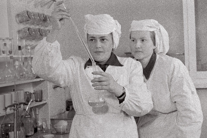 Viljandi Konservitehase vanemlaborant M. Tilševskaja mahlaanalüüsi tegemas.