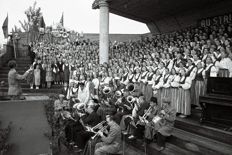 Rahvaloomingu õhtu Võrus. Esineb ühendatud segakoor.