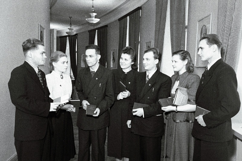Eestimaa Leninliku Kommunistliku Noorsooühingu 6. kongressi Jõhvi rajooni delegaadid: T. Artemtšuk, L. Niinep, A. Lebedev, M. Jagolenko, L. Hõlpus, B. Novikov, A. Truzdjov.