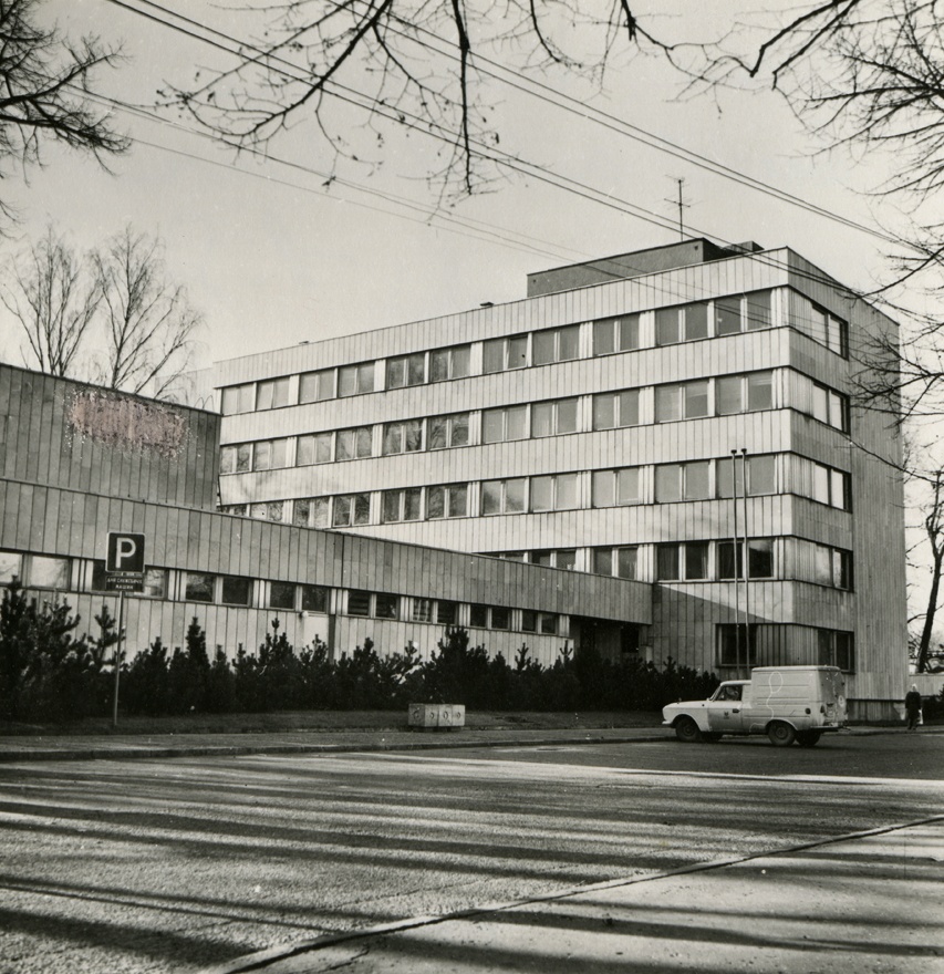 Pärnu Rajoonikomitee hoone, vaade tänavalt. Arhitekt Maie Penjam