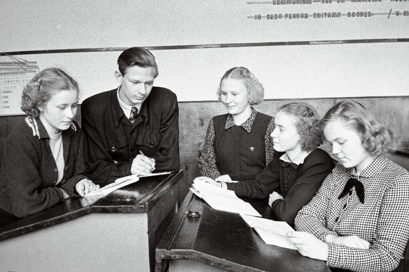 Rühm Paide Keskkooli õpilasi konsultatsioonitunnis.