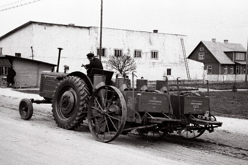 Uus traktor Põltsamaa masina-traktorijaama jaoks Jõgeva jaamas.