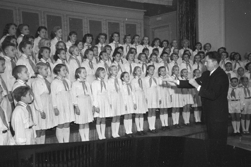 Tallinna Pioneeride Palee lastekoor Heino Kaljuste juhatusel esinemas.