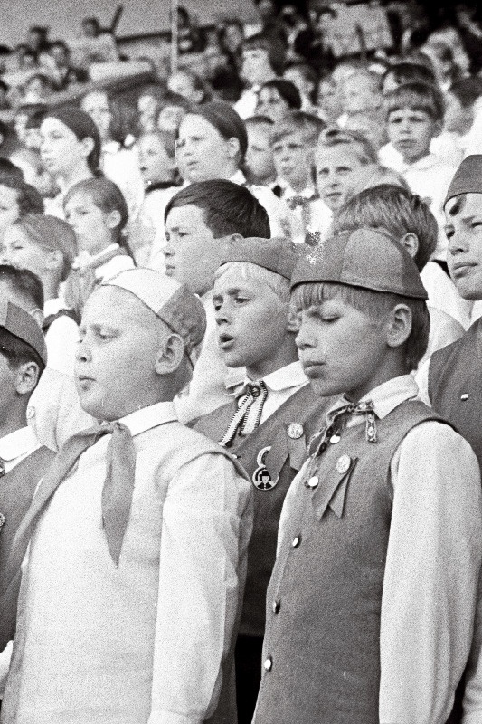 Lastekoorid ENSV koolinoorte 3.laulu- ja tantsupeol esinemas.