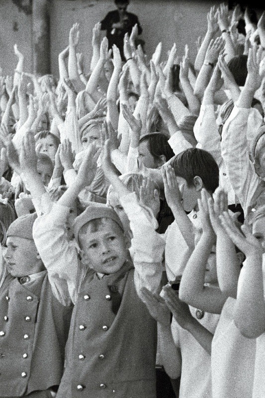 Lastekoorid ENSV koolinoorte 3.laulu- ja tantsupeol esinemas.