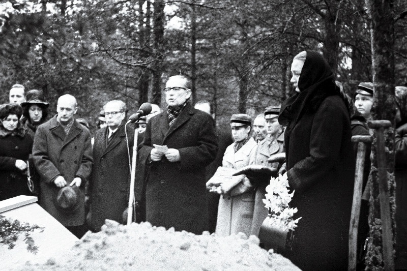 Eesti NSV rahvakirjanik Juhan Smuuli matusetalitus Metsakalmistul.