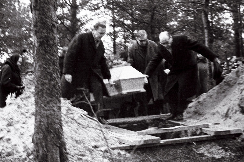 Eesti NSV rahvakirjanik Juhan Smuuli sarga haudalaskmine Metsakalmistul.