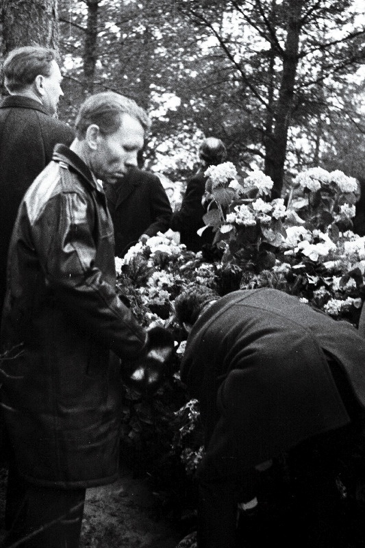 Eesti NSV rahvakirjanik Juhan Smuuli kalmu kaunistamine lilledega Metsakalmistul.