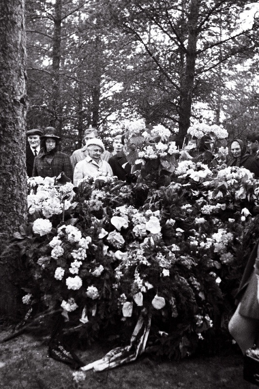 Eesti NSV rahvakirjanik Juhan Smuuli kalm Metsakalmistul.