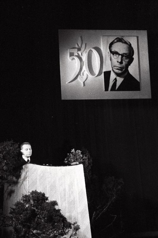 Eesti NSV rahvakirjanik Juhan Smuuli 50.sünniaastapäevale pühendatud kirjandusõhtul kõneleb Eesti NSV Kirjanike Liidu juhatuse esimene sekretär Vladimir Beekman.