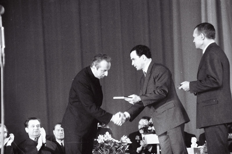 Eesti NSV rahvakirjanik Juhan Smuuli 50.sünniaastapäevale pühendatud kirjandusõhtul annavad ENSV MN Riikliku Kirjastuskomitee esimees L.Kaik (keskel) ja kirjanik V.Gross (paremal) 1971.a. J.Smuuli nimelise kirjanduspreemia üle kirjanik Jaan Krossile.