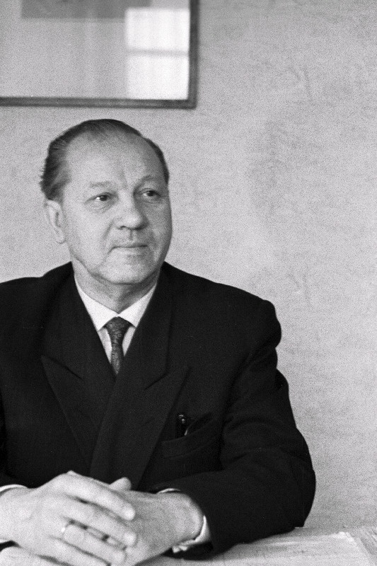 Variste, Jüri, Eesti NSV rahvakunstnik, Tallinna Riikliku Konservatooriumi dirigeerimise kateedri juhataja.