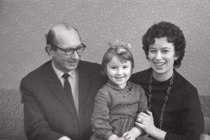 Tallinna Riikliku Koservatooriumi õppejõud, helilooja ja muusikateadlane Leo Normet abikaasa ja tütrega.