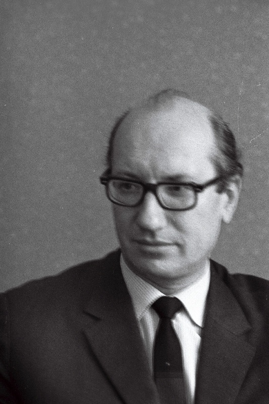 Normet, Leo - Tallinna Riikliku Konservatooriumi õppejõud, helilooja ja muusikateadlane.