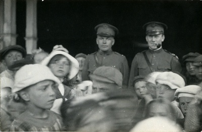 Vabadussõda. Ameerika Abiandmise Komisjoni  ja Eesti Lastekaitse Ühingu toitluspunkt Koplis. [Paremal komisjoni Eesti toimkonna esimees kapten J.Miller?].  duplicate photo