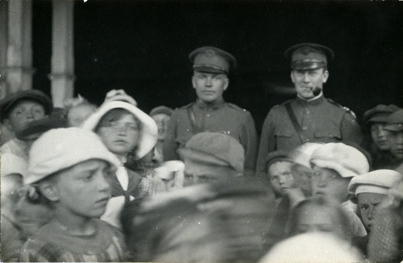 Vabadussõda. Ameerika Abiandmise Komisjoni  ja Eesti Lastekaitse Ühingu toitluspunkt Koplis. [Paremal komisjoni Eesti toimkonna esimees kapten J.Miller?].