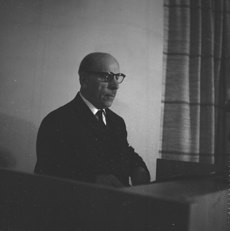 Poetess Debora Vaarandi  50.a.juubelil kõneleb Eesti NSV rahvakirjanik Johannes Semper.