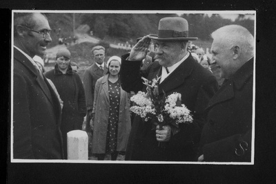 Soome president P. Svinhufvud koos Eesti Vabariigi riigivanema J. Teemantiga Kosel, Nehatu vallas. President P. Svinhufvud tervitab sealset esindajat.  similar photo