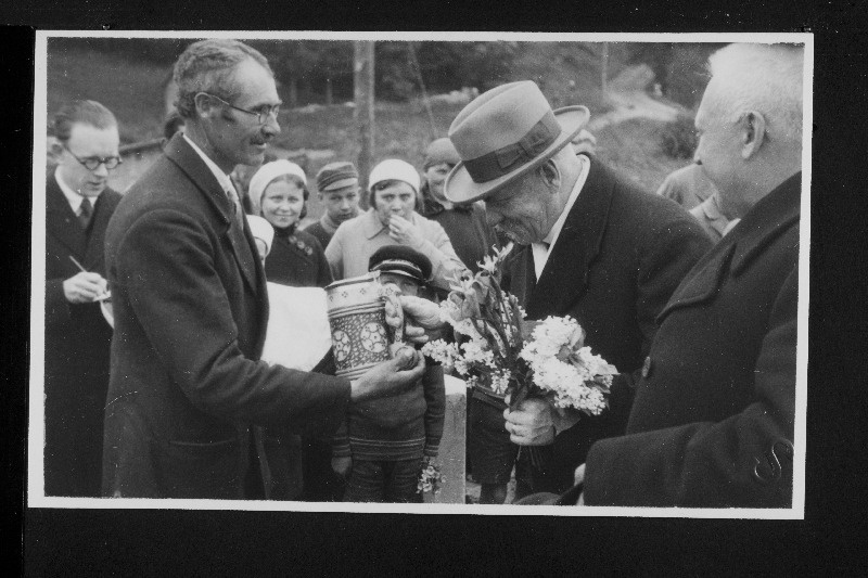 Soome president P. Svinhufvud koos Eesti Vabariigi riigivanema J. Teemantiga Kosel Nehatu vallas. President P. Svinhufvudile antakse üle sealse esindaja poolt kingituseks õllekann.