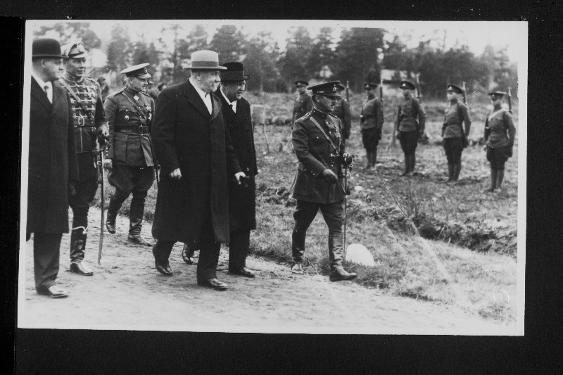 Soome president P. Svinhufvud, Eesti Vabariigi riigivanem J. Teemant koos saatjatega külastamas Jägala laagrit.