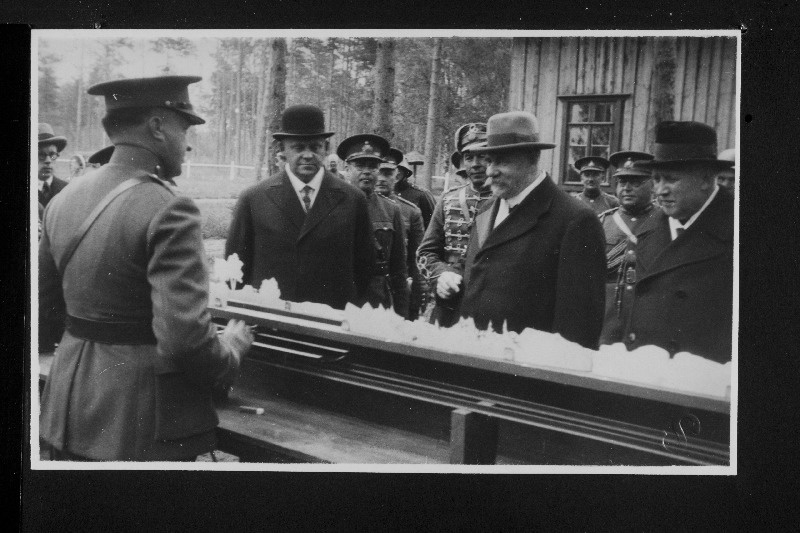 Soome president P. Svinhufvud, Eesti Vabariigi riigivanem J. Teemant koos saatjatega külastamas Jägala laagrit.