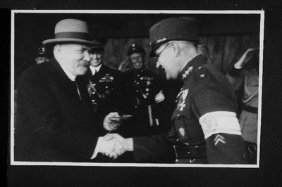 Soome president P. Svinhufvud annab üle kingituse kaitseliidu pealikule Mustamäe lasketiirus.  similar photo