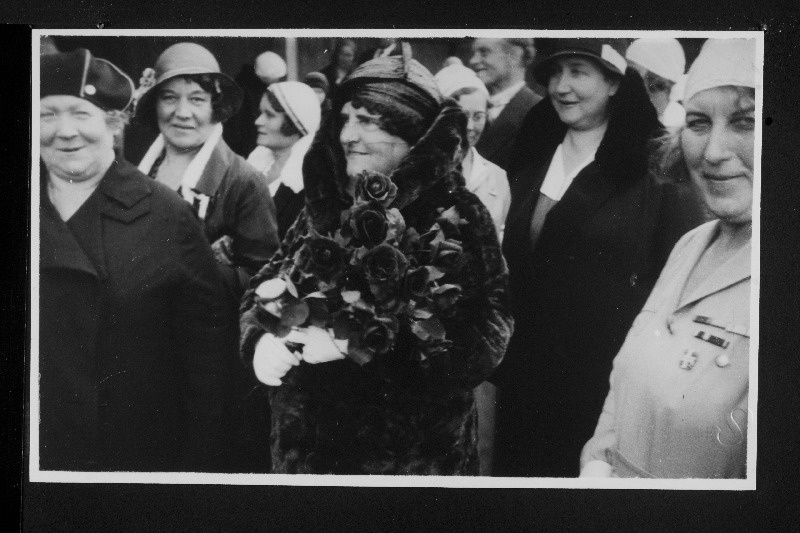 Soome president P. Svinhufvudi abikaasa koos teiste naistega Mustamäe lasketiirus.