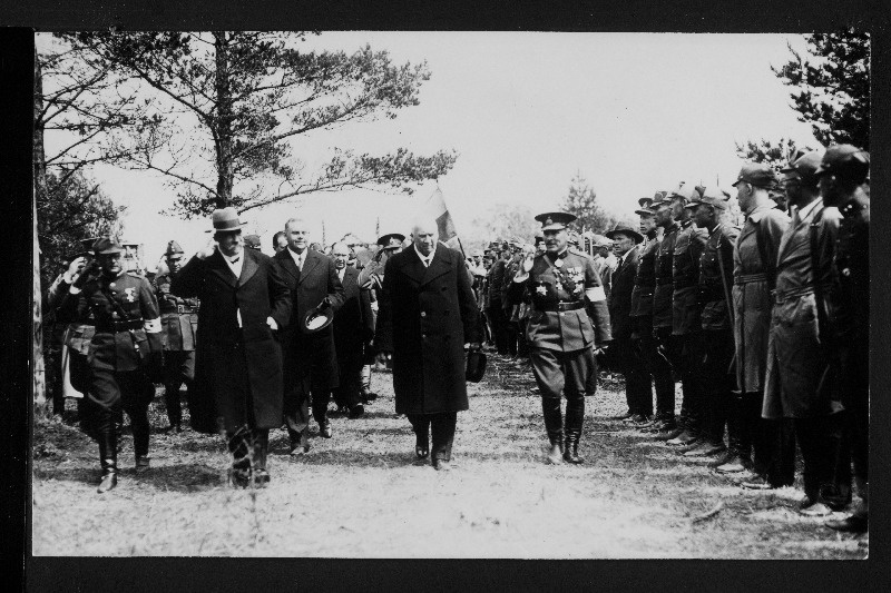 Soome president P. Svinhufvud, Eesti Vabariigi riigivanem J. Teemant koos saatjatega saabumas kaitseliidu Harju maleva laagrisse Sakus.