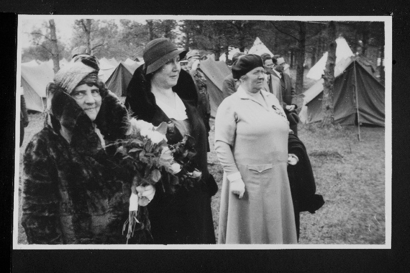 Soome president P. Svinhufvudi abikaasa koos teiste naistega kaitseliidu Harju maleva laagris Sakus.