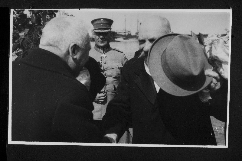 Soome president P. Svinhufvud ja Eesti Vabariigi riigivanem J. Teemant jätavad hüvasti sadamas.