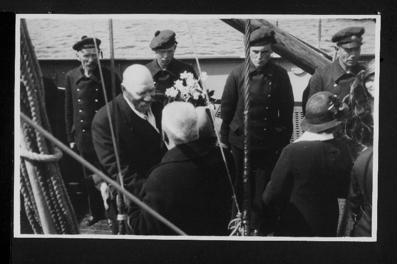 Soome president P. Svinhufvud saatjatega laeval.