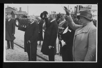Eesti Vabariigi endine riigivanem K. Päts, J. Tõnisson koos teiste saatjatega sadamas Soome president P. Svinhufvudi ära saatmas.  similar photo