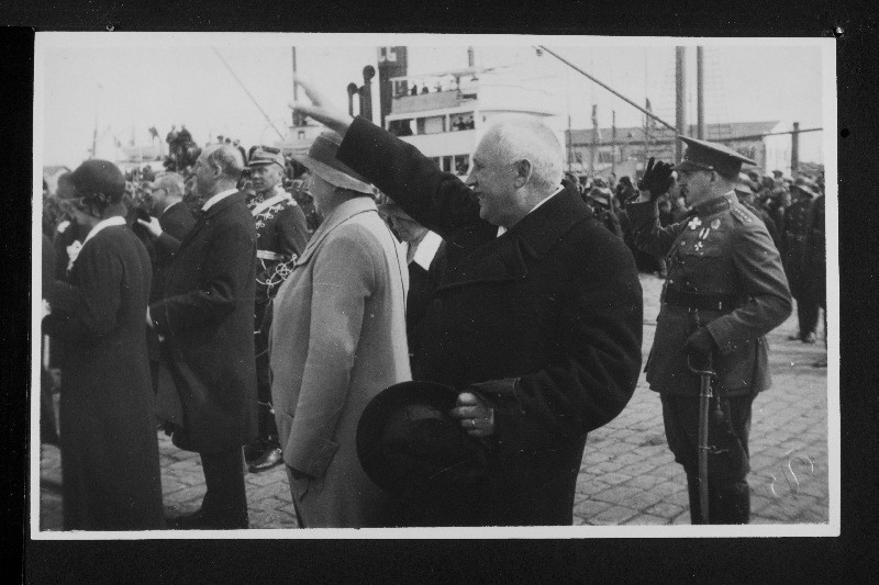Eesti Vabariigi riigivanem J. Teemant koos teiste saatjatega Soome president P. Svinhufvudi ära saatmas.