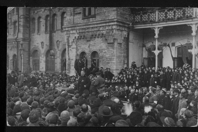 Vene Ajutise Valitsuse kohtuminister Aleksander Kerenski kõnet pidamas Balti jaama ees.  similar photo