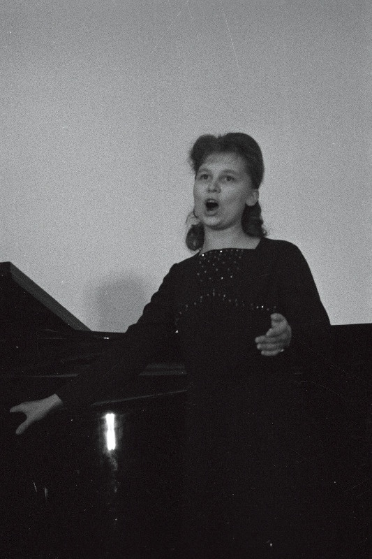 Esimese vabariikliku vokaalsolistide konkursi võitja Eve Roose.