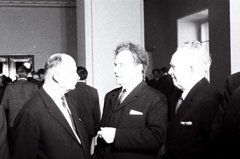 ENSV Kirjanike Liidu 6.kongressi vaheajal vestlevad luuletaja E.Hiir (paremalt) kirjandusteadlane J.Feldbach.