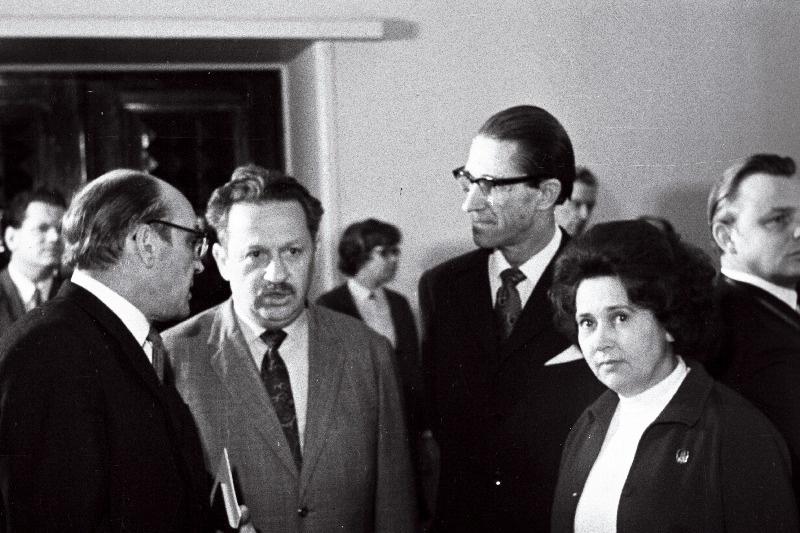 ENSV Kirjanike Liidu 6.kongressi vaheajal vestlevad  (paremalt) tõlkija V.Javorskaja, kirjanikud R.Parve ja Boršakovski ning kirjanduskriitik L.Remmelgas.