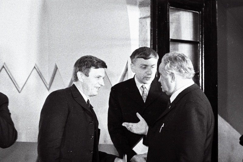 ENSV Kirjanike Liidu 6.kongressi vaheajal vestlevad  (paremalt) kirjanikud E.Rannet, G.Briede.