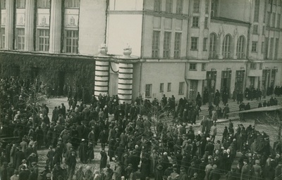 Rahvas Estonia ees Asutava Kogu valimisel.  duplicate photo
