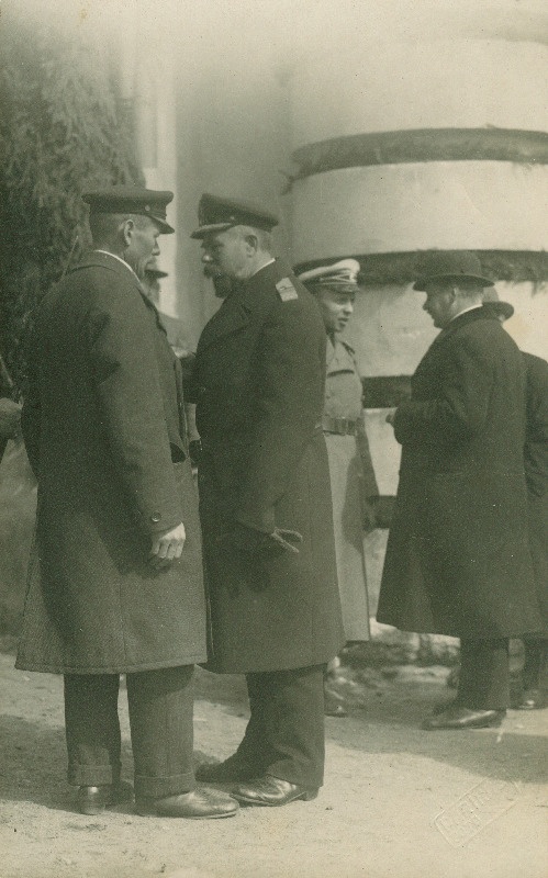 Merejõudude juhataja mereväekapten Johan Pitka teater Estonia ees Asutava Kogu avamise päeval.