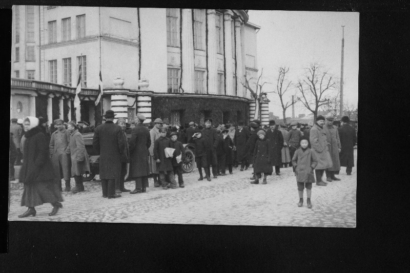 Rahvas Estonia ees Asutava Kogu avamisel.