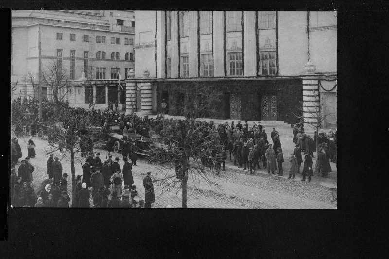 Rahvas Estonia ees Asutava Kogu avamisel.