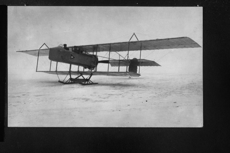 Vabadussõda. Lennuroodu  piloodid Nõukogude Vene vägedelt sõjasaagiks saadud lennukil Farman Narva lähedal Pähklimäel.
