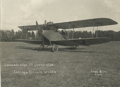 Landeswehrilt Narva all 1919.a. juunis ära võetud lennuk DFW4 lennuväesalga esimese lennurühma käsutuses, lennukis lipnik K. Haas ja alamleitnat J. Schultz.  duplicate photo