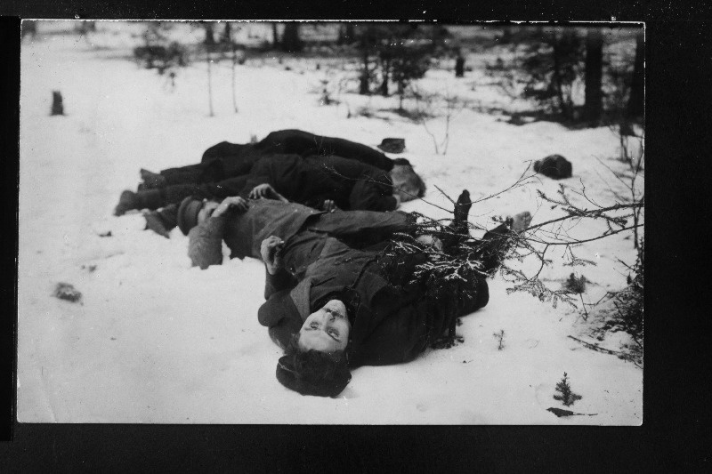Vabadussõda. Punaväelaste surnukehad raudtee ääres Tapal.